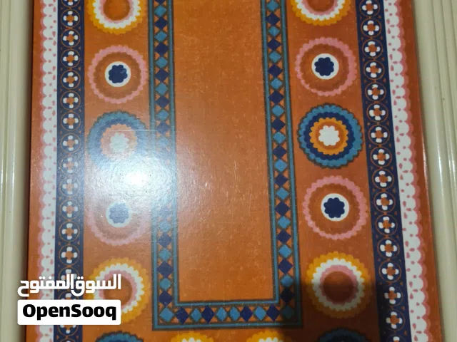 صينية خزف ملونة لها إطار