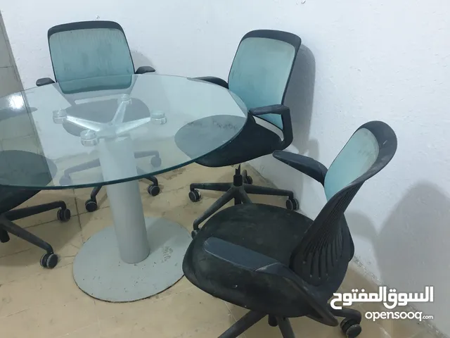 طاولة زجاج سيكوريت مع كراسي