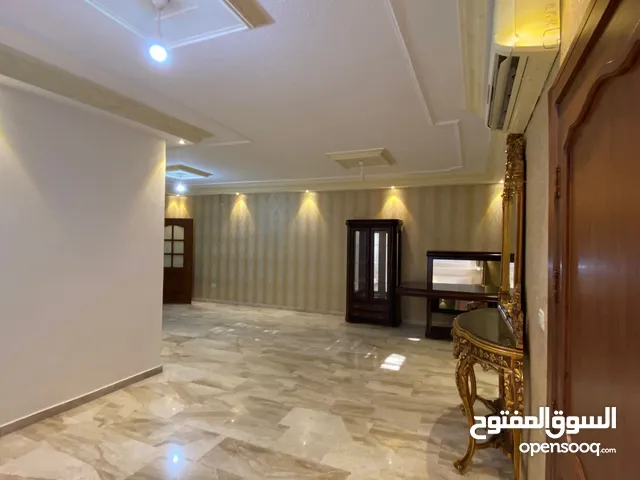 200 m2 4 Bedrooms Apartments for Sale in Amman Um Uthaiena