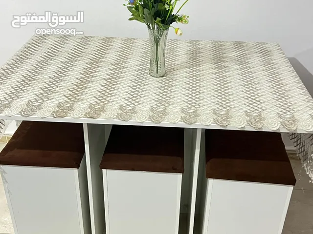 طاولة مع 6 مقاعد