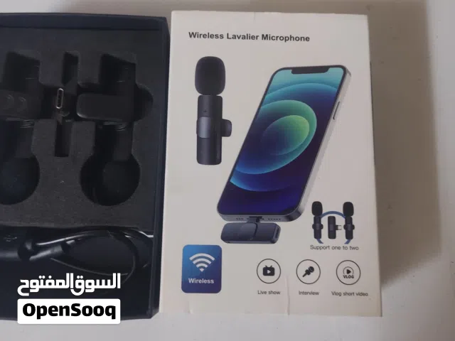 أداة صوتية محمولة تُستخدم لتسجيل الصوت عالي الجودة باستخدام جهاز ذكي مثل الهاتف.