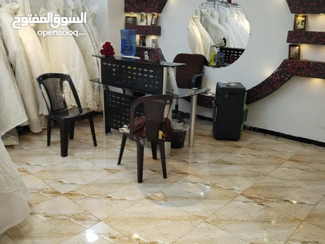 بداعي العودة لسوريا مشروع قائم منذ 9 سنوات بدخل ممتاز للبيع  صالون سيدات مع معرض فساتين في نفس