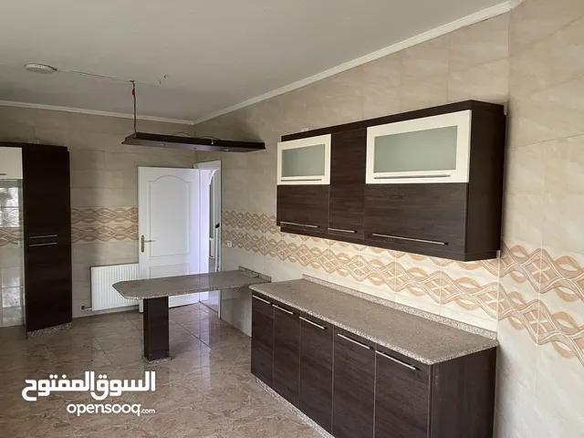 مطبخ الماني كبير شفط بحالة الوكاله استخدام خفيف جداً مع كامل اغراضه +مغسله و شفاط