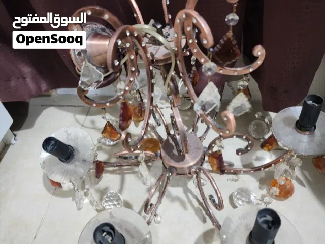 ثريتين كريستال اصلي لون عسلي والحديد بني معتق شغالين وساعة حائط انتيك خشب