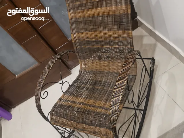 كرسي حديد هزاز جديد لم يستخدم باللون البني العسلي جديد
