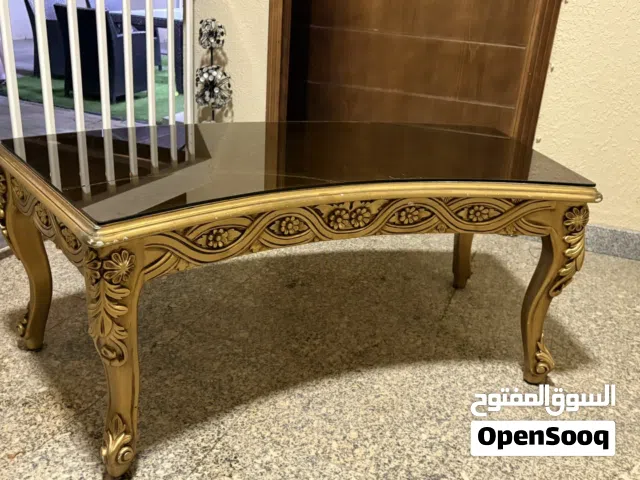 طاولة خشب ثقيل منقوش