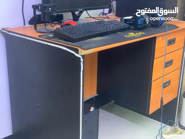 ميز مكتبي نضيف اخو الجديد مابي اي شيء عرض 120سم ميز يصلح للكمبيوتر او الدراسة او للبلي سعره 50الف د