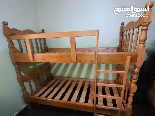 تخت طابقين خشب ثقيل و مرتب للبيع سكان عمان
