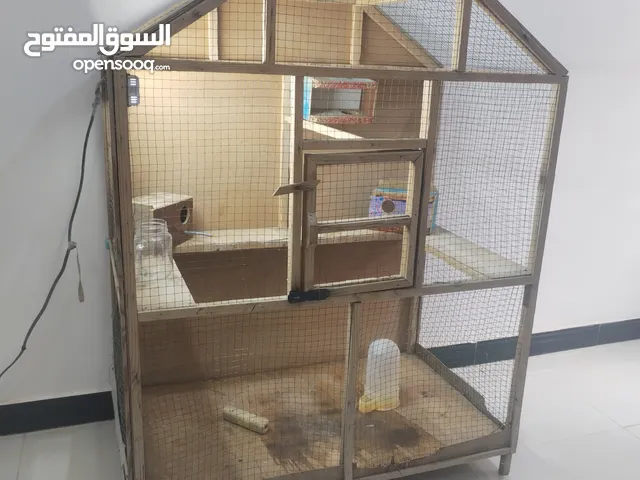 قفص خشبي كبير 3 طوابق، شبك حديد قوي، بيه 3 بيوت تعشيش، سقاية ومعالف، نظيف وجاهز للاستعمال.  البصرة