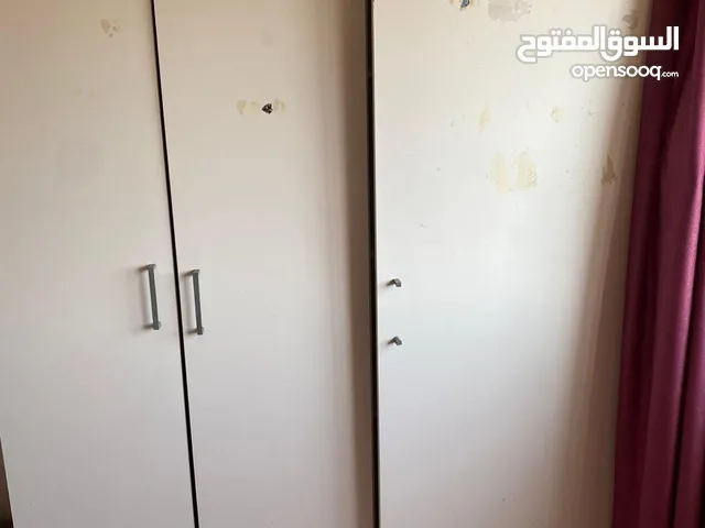 للبيع خزانة ملابس من ايكيا مستعملة بداعي السفر