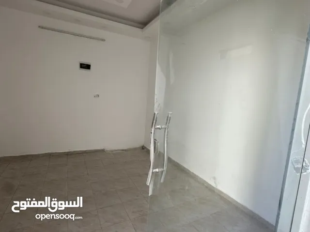 مخزن للإيجار مقابل الأكاديمية