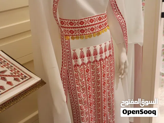 فستان خطوبة ملوكي بستايل فلسطيني، فستان راقي وثقيل وبينفع لملكة أو خطوبة وكله تطريز