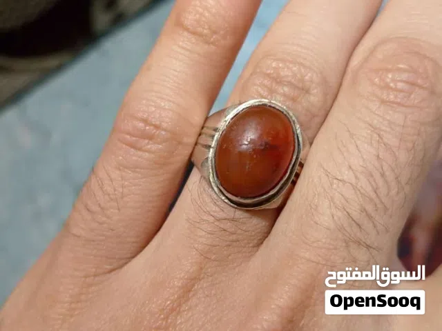 خاتم عقيق يماني صياغة يدوية قديم كلش كحجر وكفضة الفضة مقعرة من كد ما قديمه والحجر اقدم .............