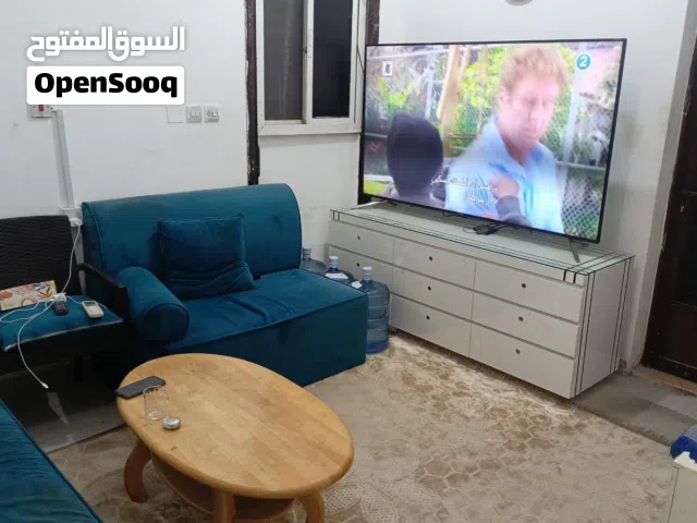 سرير داخل شقة مفروشة في عين خالد بجانب مول