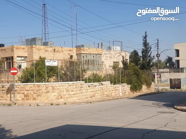 موقع مميز في جبل عمان خلف نقابة المحامين الدوار الاول على 3 شوارع للبيع