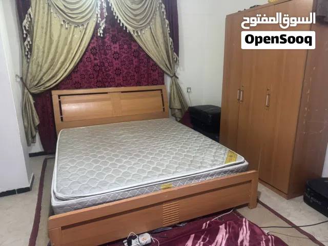 غرفة نوم خشب خارجي مع الفرش و2 ستائر وسجادة لون كبدي كبيرة للبيع