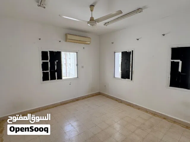 غرفة وحمام خاص ( غير مفروشة ) في الخوير 33 شارع الخوير الجنوبية قرب كلية التقنية وقرب جميع الخدمات .
