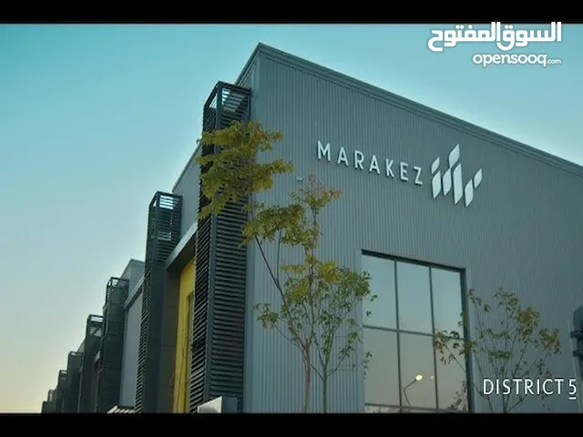 مبني اداري للبيع بديستريكت 5 باميز مكان بالتجمع الخامس بمجموعه الحكير بمقدم 15مليون علي طريق السخنه