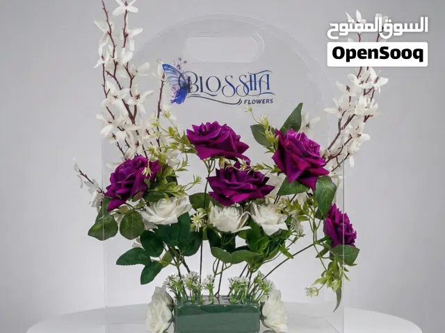 حقيبة ورد من الاكريليك الشفاف للمناسبات والهدايا والديكور مع رسالة مكتوبة بخط اليد او فارغة.