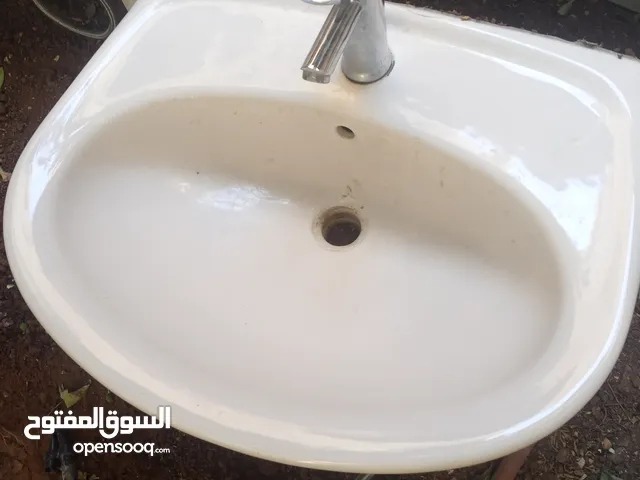 ثلاث اطقم حمامات بحالة الجديد