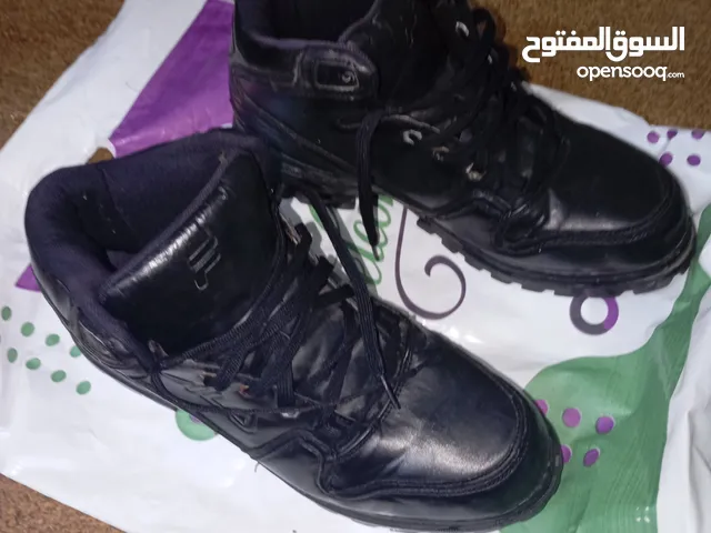 حذاء سيفتي  لون اسود للبيع  مستعمل نوع فيلا FELA