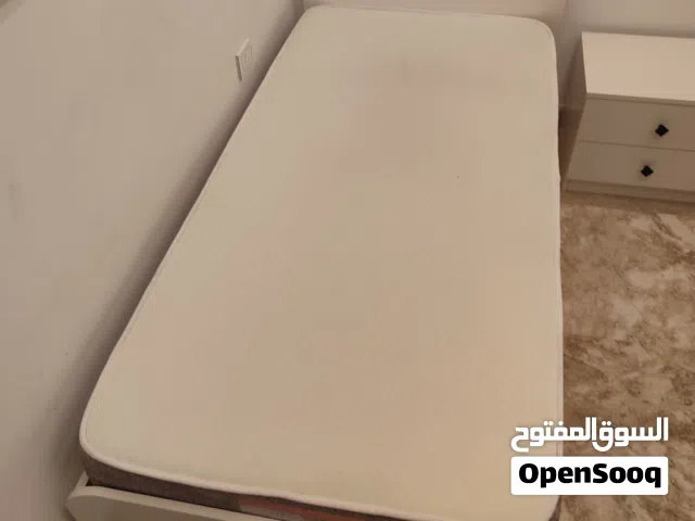 سرير فردي مستعمل مع ارفف بجانب السرير للبيع