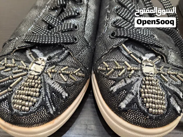 2 pair of shoes 2.5 KD