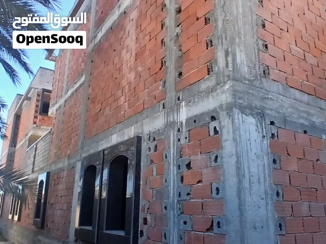 عدد 2فلل كل فيلا ثلاث أدوار  مسقوف كل فيلا 1000متر ومبنى ثالث مسقوفه 255متر وأستراحة مسقوفها 60متر