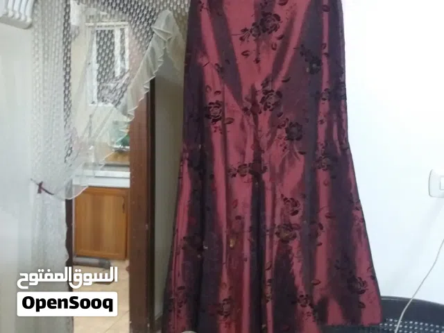 تنورة فاي لون خمري معرقة بمخمل اسود صيفية طويلة قماش ثقيل من سعودية مستعملة قليل