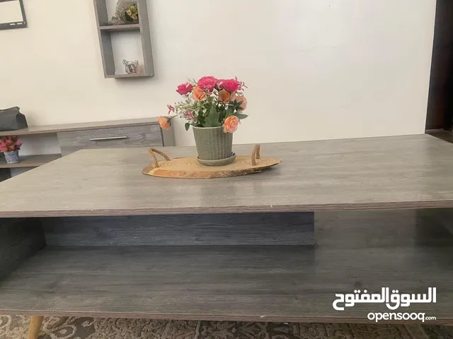 طاولة تلفاز+ طاولة نصف + ديكورات شاشة جانبية + رفين