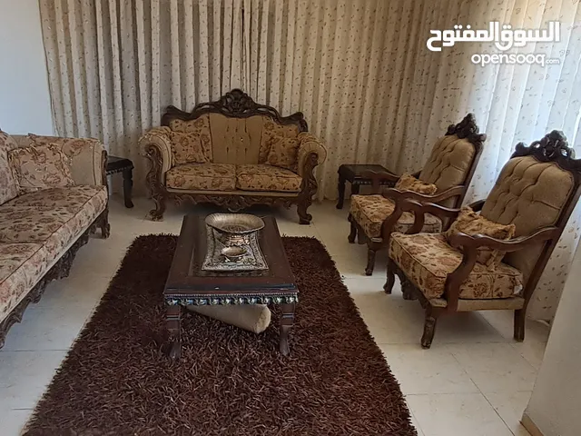 طقم كنب مع طاولات وثريا لغرفة الجلوس