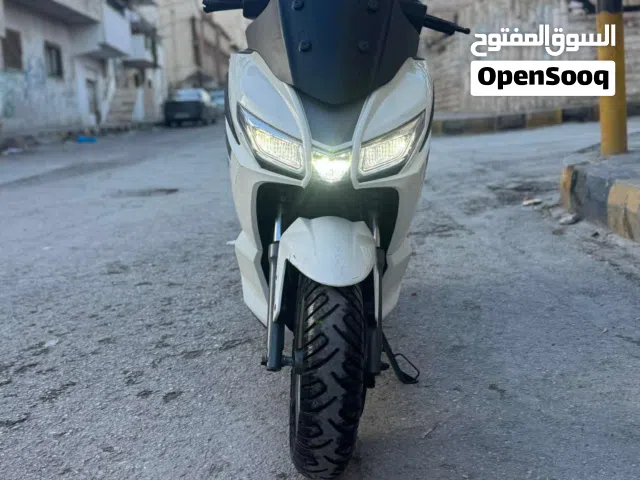 سكوتر أبريليا SXR 160. 2024   للبيع مش فلت بحاجت ترخيص وعليها مخالفات 50 منتهيه سنه كوشوك جديد  بطار