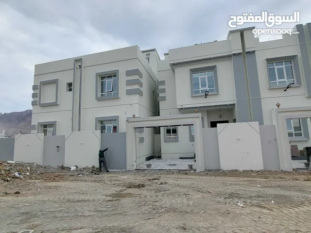 توين فيلا منفصلة متميزة جدا سوبر كورنر في العامرات المرتفعات الثامنة مقابل مسجد الحق مباشرة للبيع