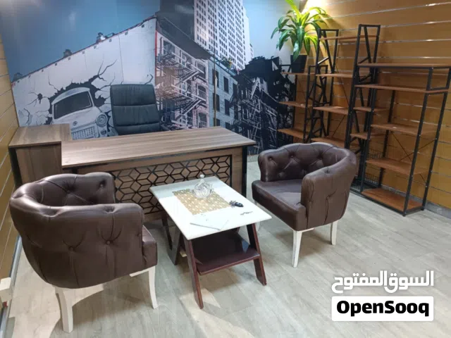 للبيع طاولتان مكتب بحالة ممتازة وبسعر زهيد