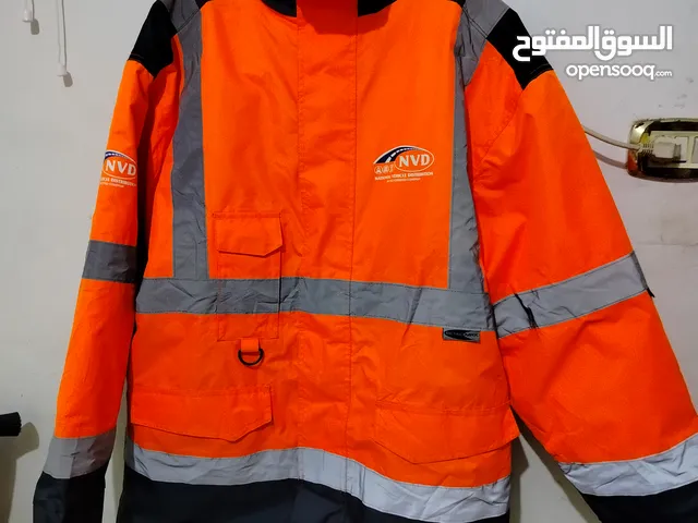 جاكيت عاكس فسفوري ضد الميه والبرد – بخامة متينة، حماية عالية، ورؤية واضحة في كل الظروف