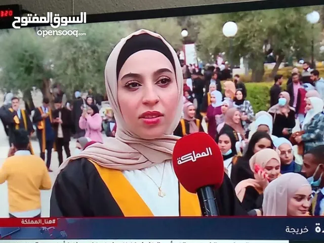 : الشاشه والريموت الاصلي والقاعده الارضيه والرس