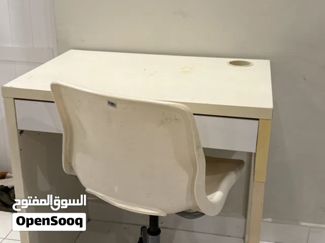 مكتب دراسي مع كرسي