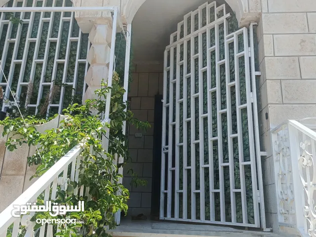 باب كبير جدا مع حماية