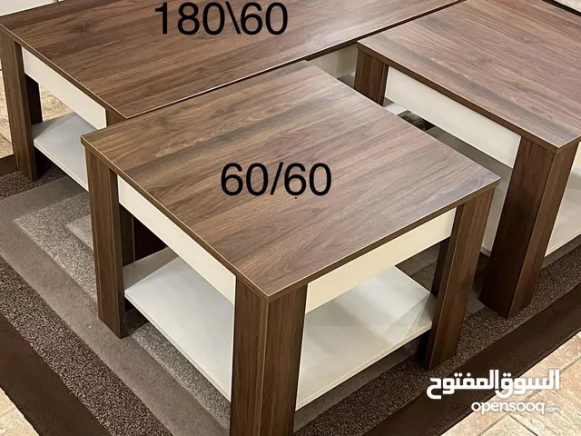 طاولة وسط مع طاولات حانبية