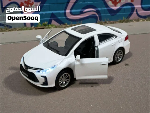 سيارة كورلا مجسمة معدنية