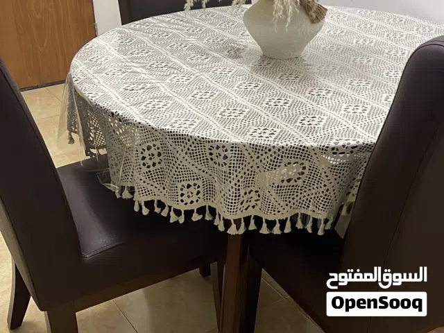 طاولة سفرة خشب مع 4 كراسي جلد لم تستعمل ولم يجلسها احد للبيع
