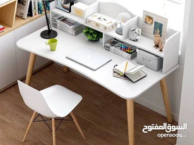 ميز مكتبي بدون كرسي