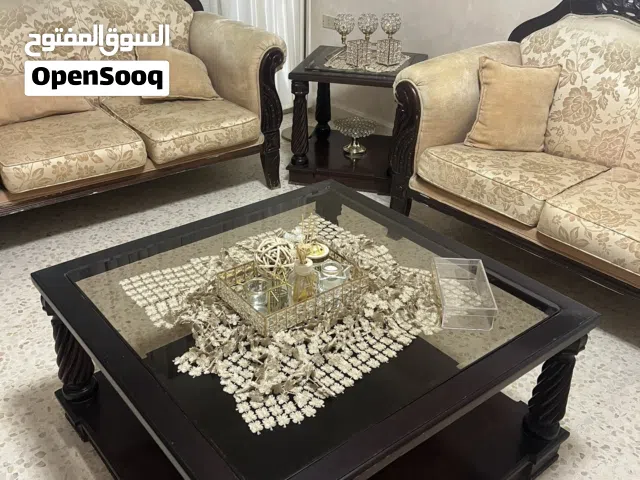طقم كنابايات صالون مع طاولاتهم للبيع