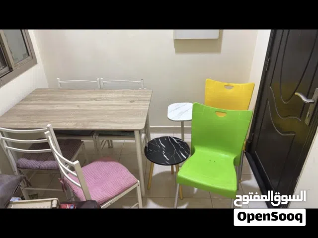 السلام عليكم  طاوله سفره مع 4 كراسي من هوم بوكس نظيفه جدا مع كرسين اضافين  و مع طاولتين للصالون ب 50