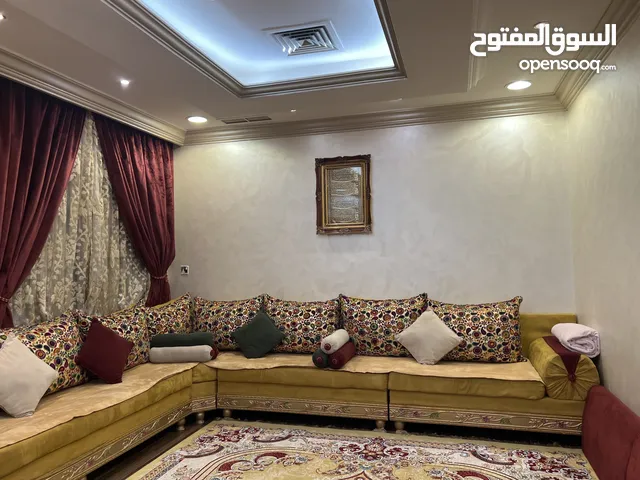 قعدة ضيوف منزليه ذو طابع مغربي مع ستاير وطاوله كبيره وطاولات تقديم وخزانه