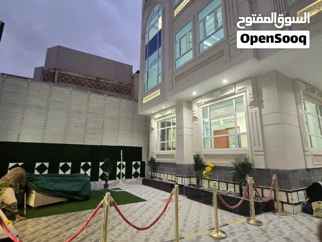 مبنى مكون من ثلاثه أدوار الاول نظام فله وحوش لا سيارات باقي الادوار شقتين كل دور ومصعد وعدة ميزات