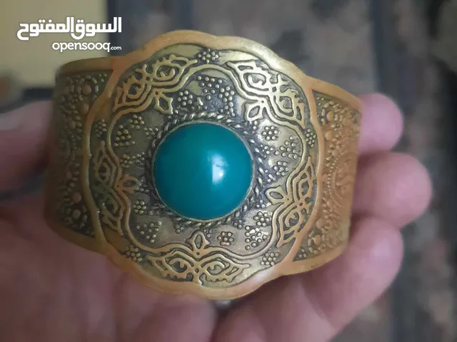 سوار نحاس أفريقي قديم جداً مطعم بحجر الفيروز أو الزبرجد.
