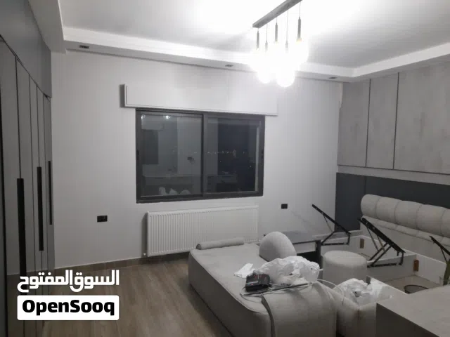 معلم دهانات وتشطيبات راقية , شغل نظيف وسعر ممتاز .