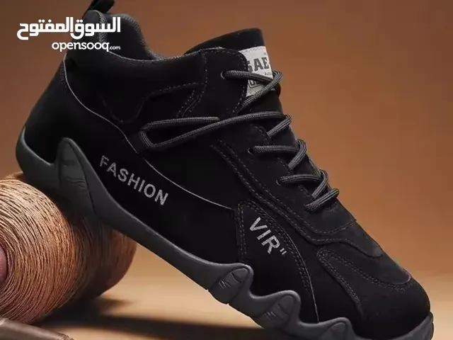 حذاء اسود للمشى