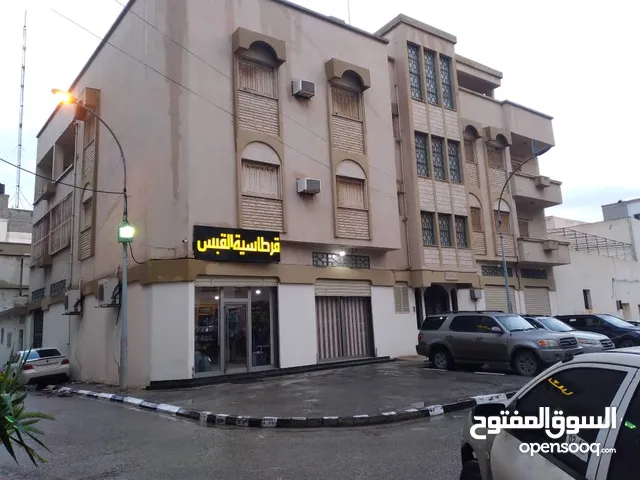 مبنى من ثلاث طوابق في البركة يفصله شارع عن شارع جمال